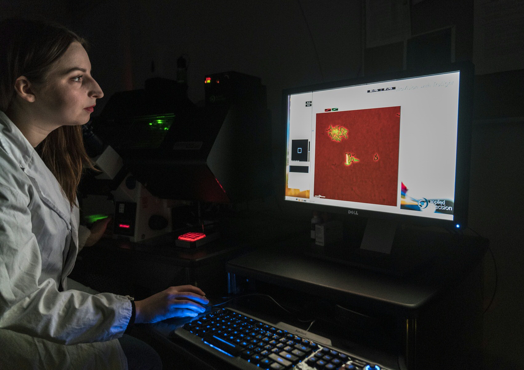 Onderzoeker Luiza Morawska volgt live de bacterie Bacillus subtilis met een speciale fluorescentie-microscoop. De kamer is donker, zodat het fluorescentiesignaal niet wordt verstoord. Morawska onderzoekt hoe bacteriën genen op elkaar overdragen.Researcher Luiza Morawska follows the Bacillus subtilis bacterium live with a special florescence microscope. The room is dark so as not to disturb the florescence signal. Morawska researches how bacteria transfer genes to each other.