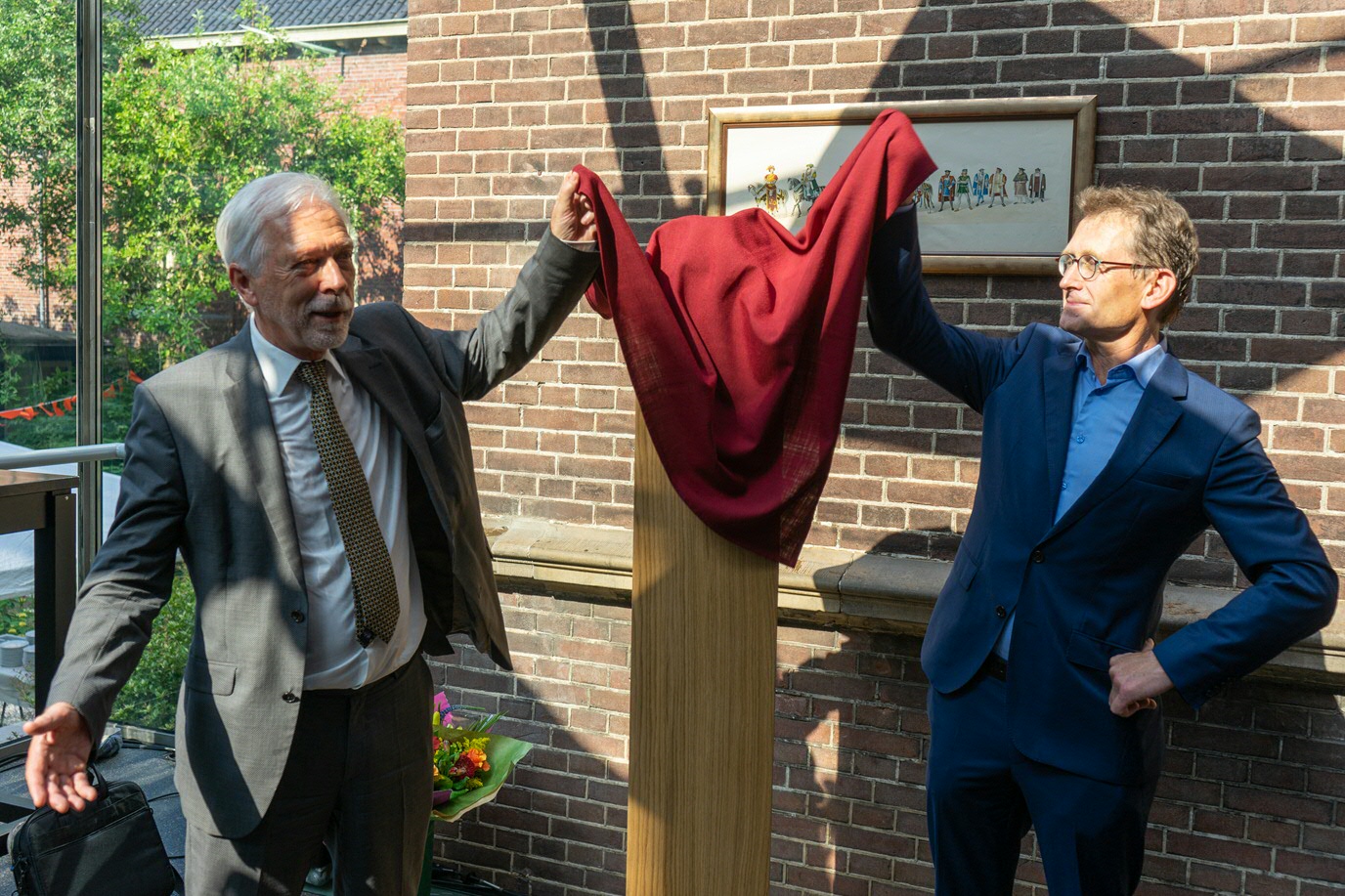 Sibrand Poppema en Ben Feringa onthullen de bronzen buste.