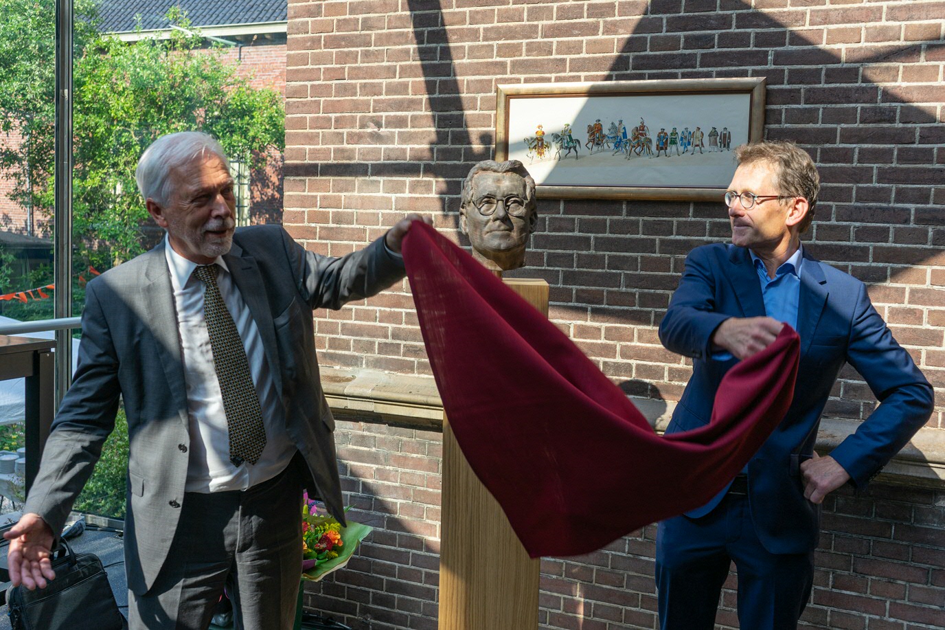 Sibranda Poppema en Ben Feringa onthullen de bronzen buste.