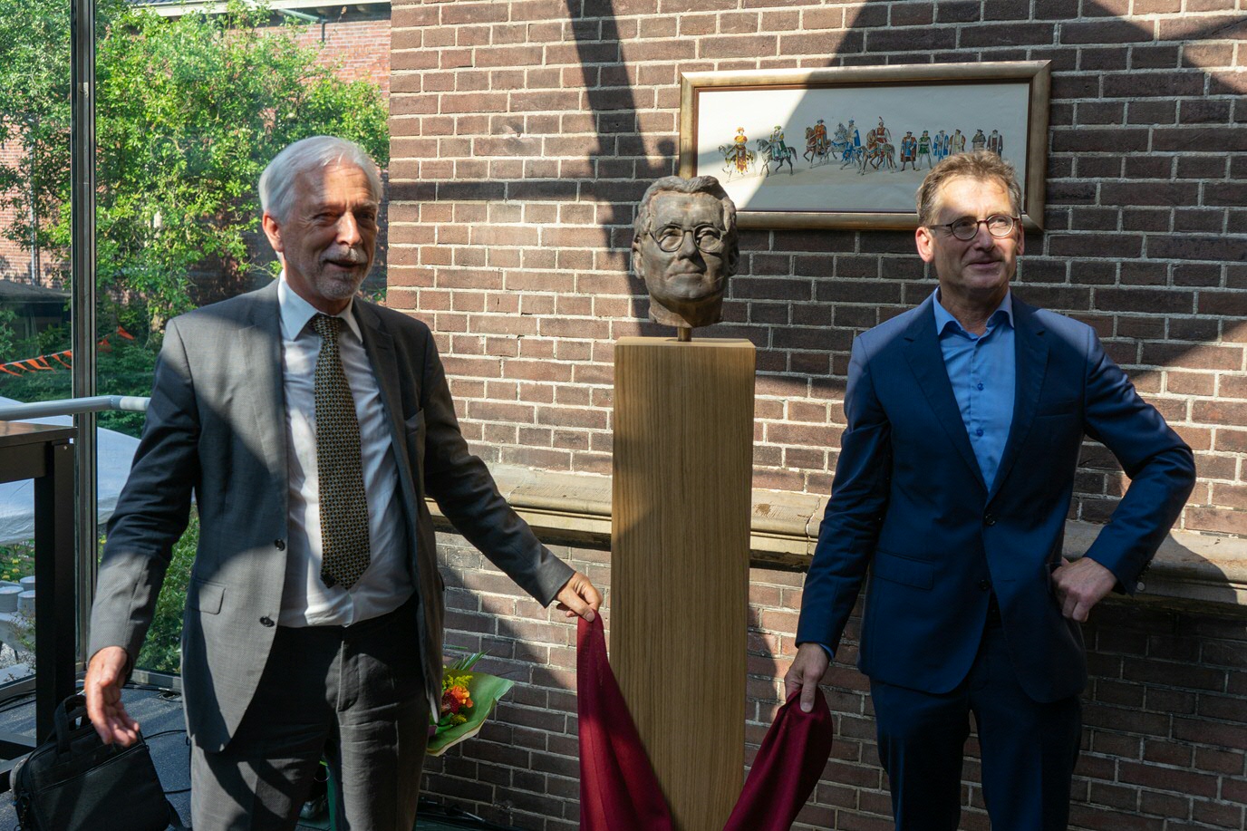 Sibranda Poppema en Ben Feringa onthullen de bronzen buste.