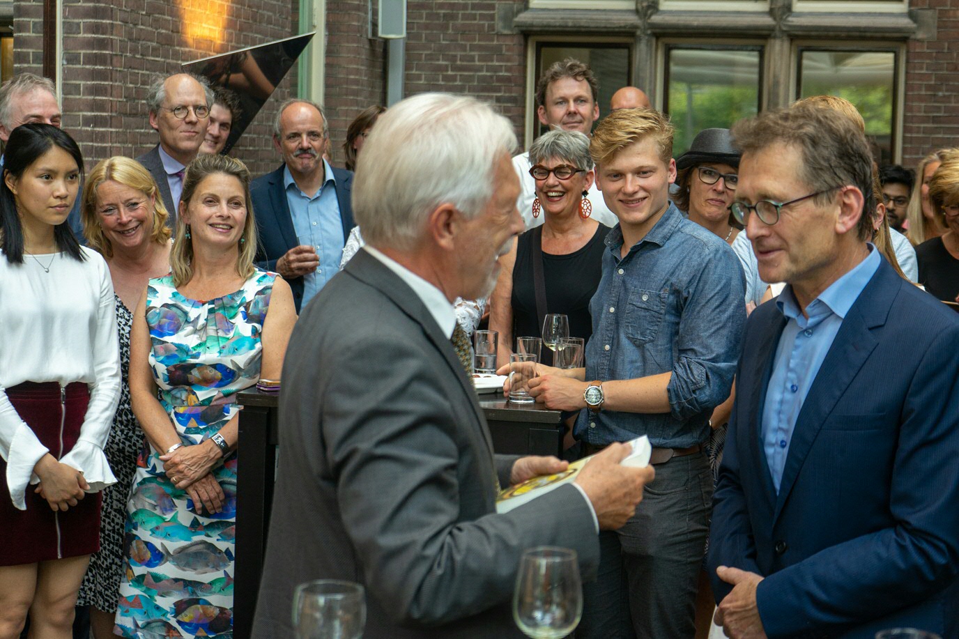 Sibrand Poppema reikt het boek 'Echt Nano - Hoe moleculen machines konden worden' uit aan Ben Feringa.