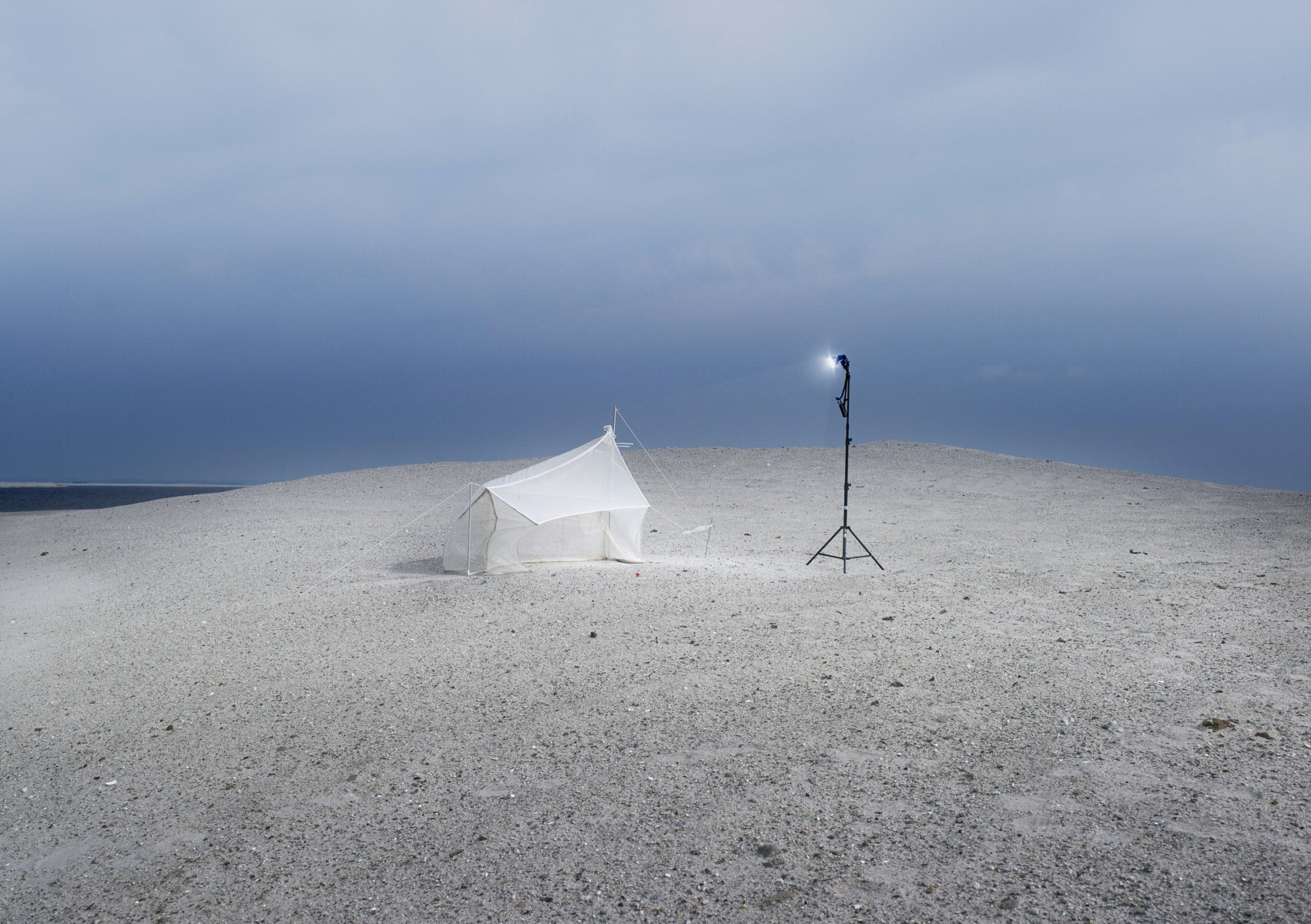 'Malaise trap'. De val wordt gebruikt voor het verzamelen van insecten bij de aanleg van de Marker Wadden. De plaatsing van de val blijkt van grote invloed op de onderzoeksresultaten.'Malaise trap'. The contraption is used to trap insects in the Marker Wadden, a group of nature islands being created in the Markermeer. The position of the trap turns out to have a great influence on the research results.