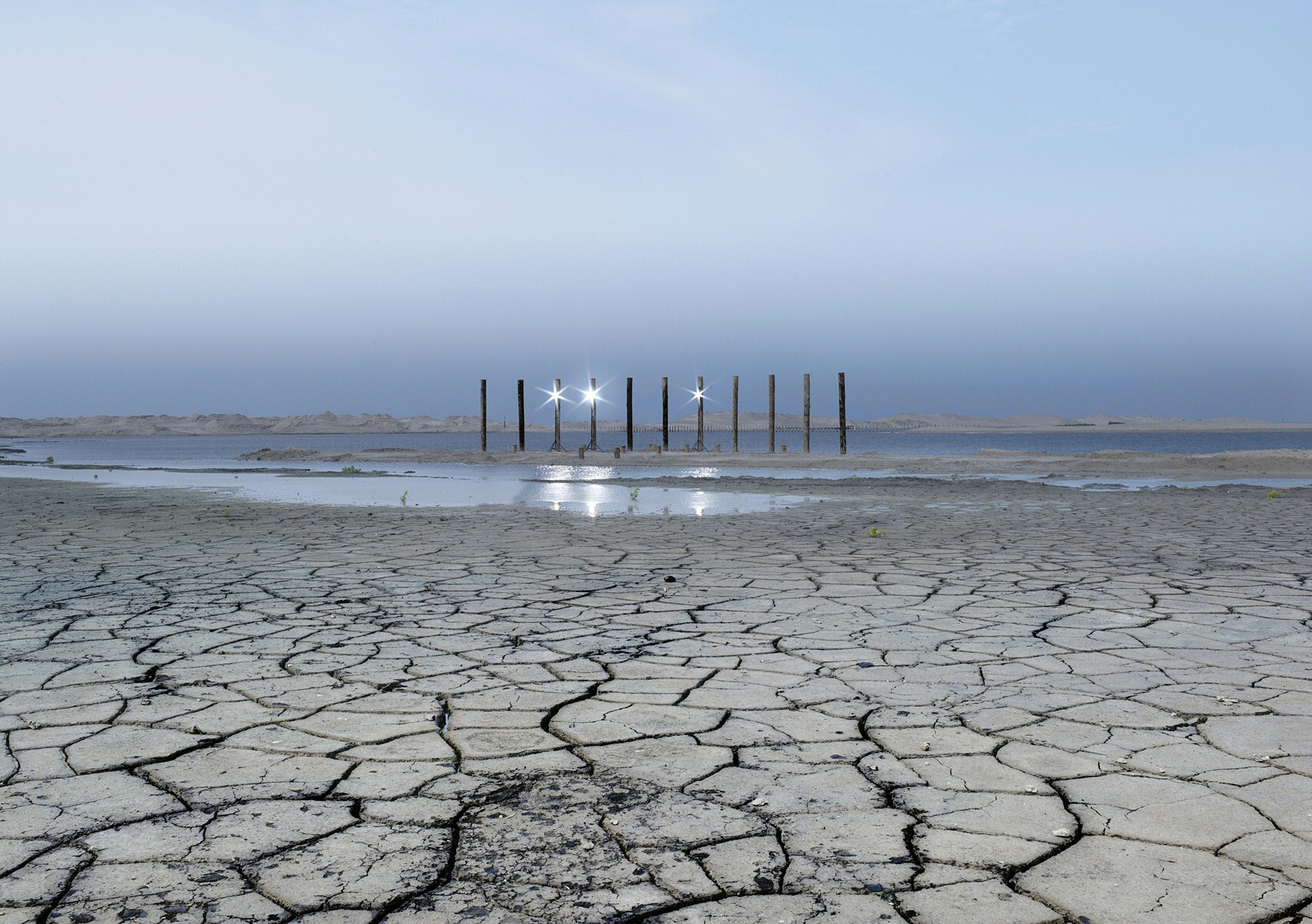 'Marker Wadden Poles'. Bij de aanleg van de Marker Wadden worden zand, klei en slib uit het Markermeer gebruikt om paaiplaatsen, eilanden en natuurlijke oevers te maken. Bedreigde dieren en planten profiteren daarvan. 'Marker Wadden Poles'. Sand, clay and sludge from the Markermeer is being used to create spawning grounds, islands and natural banks. Endangered animals and plants will profit from the initiative. 