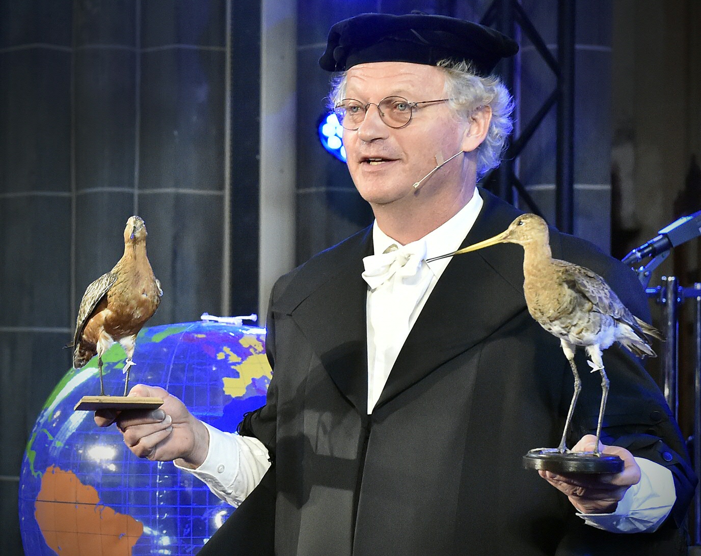 Professor Piersma with his favorite birds: the bar-tailed godwit and the black-tailed godwitProfessor Piersma with his favorite birds: the bar-tailed godwit and the black-tailed godwit