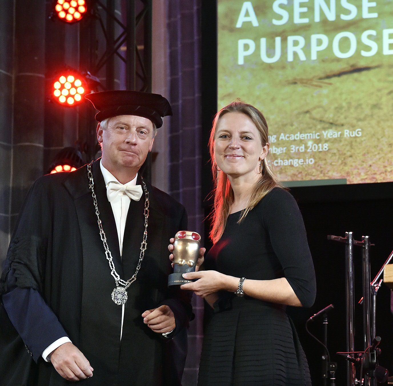 Alumnus of the Year 2017 Carolien de Bruin was awarded by Rector Magnificus Elmer SterkenAlumnus of the Year 2017 Carolien de Bruin was awarded by Rector Magnificus Elmer Sterken