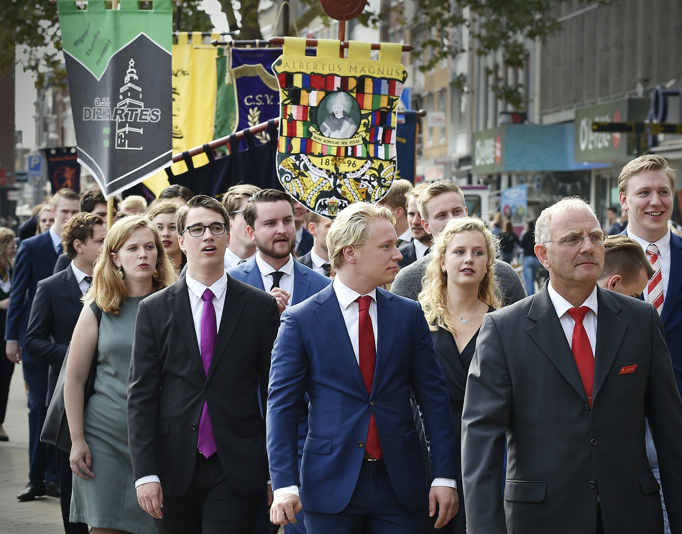 The civil 'cortège' arrives first at the Martinikerk (church)The civil 'cortège' arrives first at the Martinikerk (church)