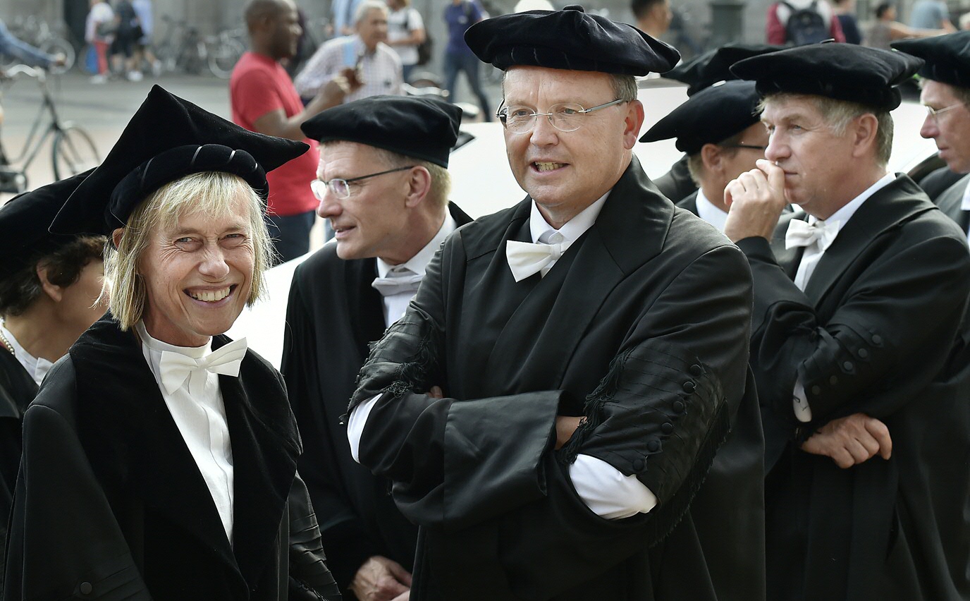 Close-up from the professor cortège with Dean Gerry Wakker (Arts) and Dean Jouke de Vries (Campus Fryslan)Close-up from the professor cortège with Dean Gerry Wakker (Arts) and Dean Jouke de Vries (Campus Fryslan)