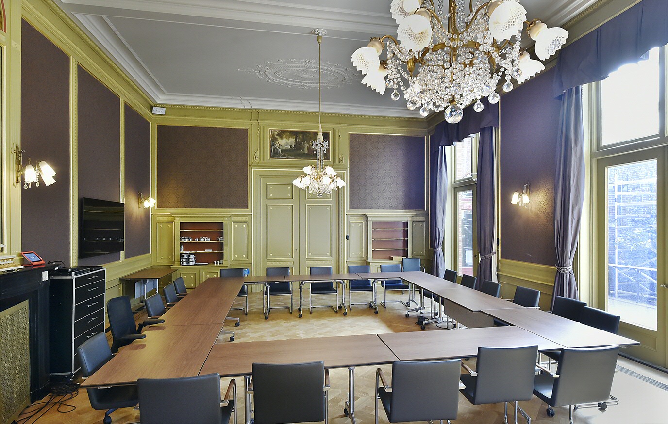 De gerestaureerde Grote Vergaderzaal, terug in de oude staat van balzaal.The restored Main Conference Room