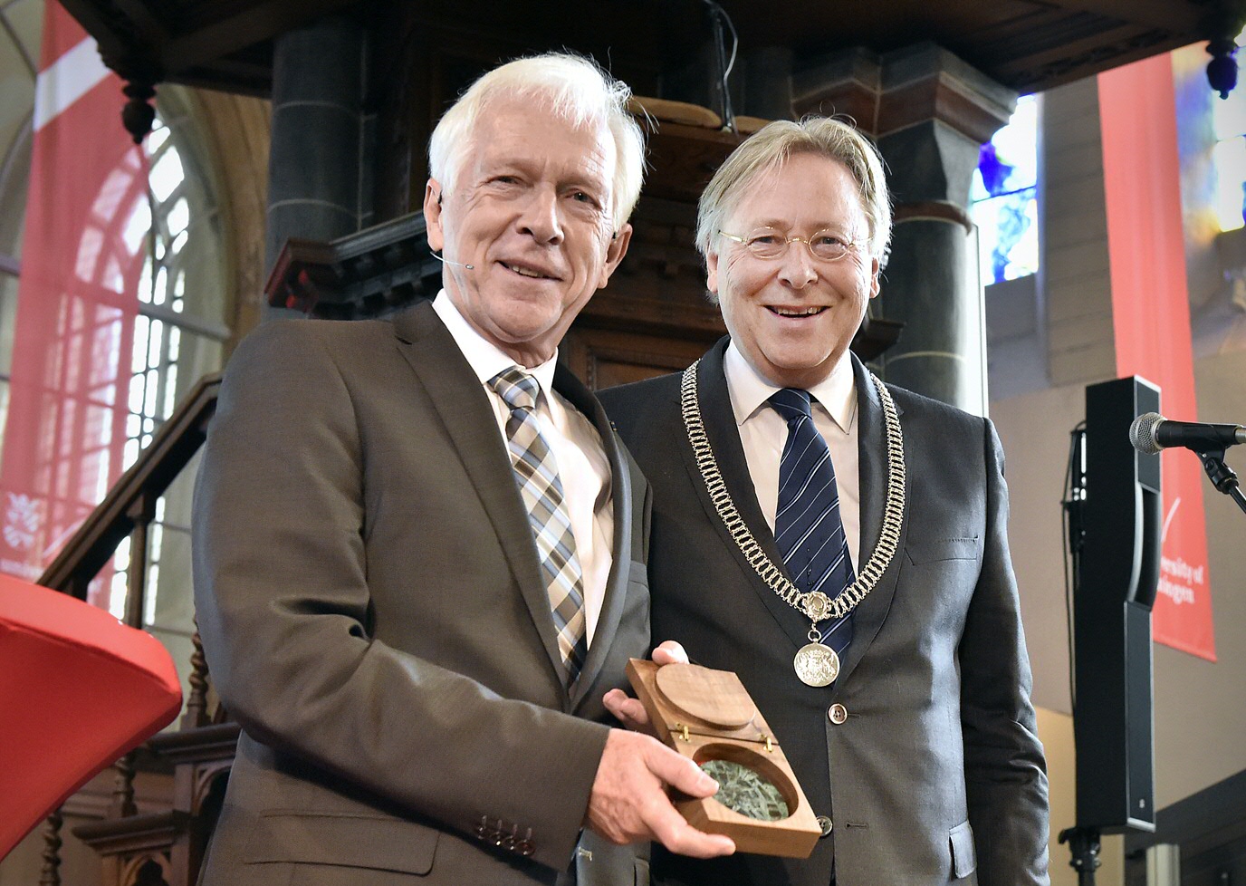 Van burgemeester Den Oudsten ontving Sibrand Poppema de erepenning van de stad GroningenSibrand Poppema and Mayor of Groningen Den Oudsten