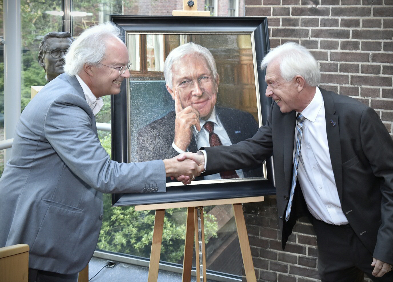 Kunstschilder Fred Schley maakte het officiële portret van Sibrand PoppemaFred Schley painted the official portrait of Sibrand Poppema