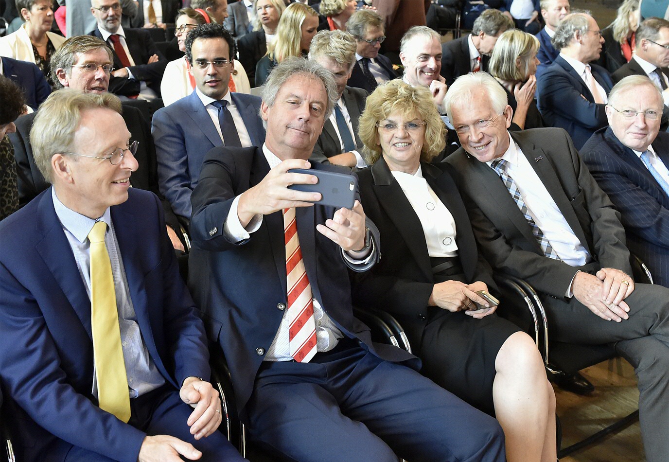 Rector magnificus Elmer Sterken maakt een selfie met Sibrand Poppema en zijn vrouw Joke