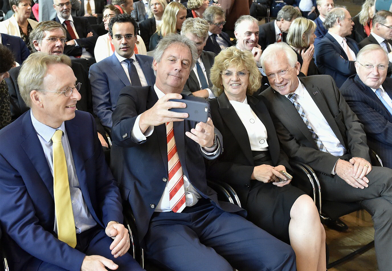 Rector magnificus Elmer Sterken maakt een selfie met Sibrand Poppema en zijn vrouw JokeRector Magnificus Elmer Sterken taking a selfie with Sibrand Poppema and his wife Joke