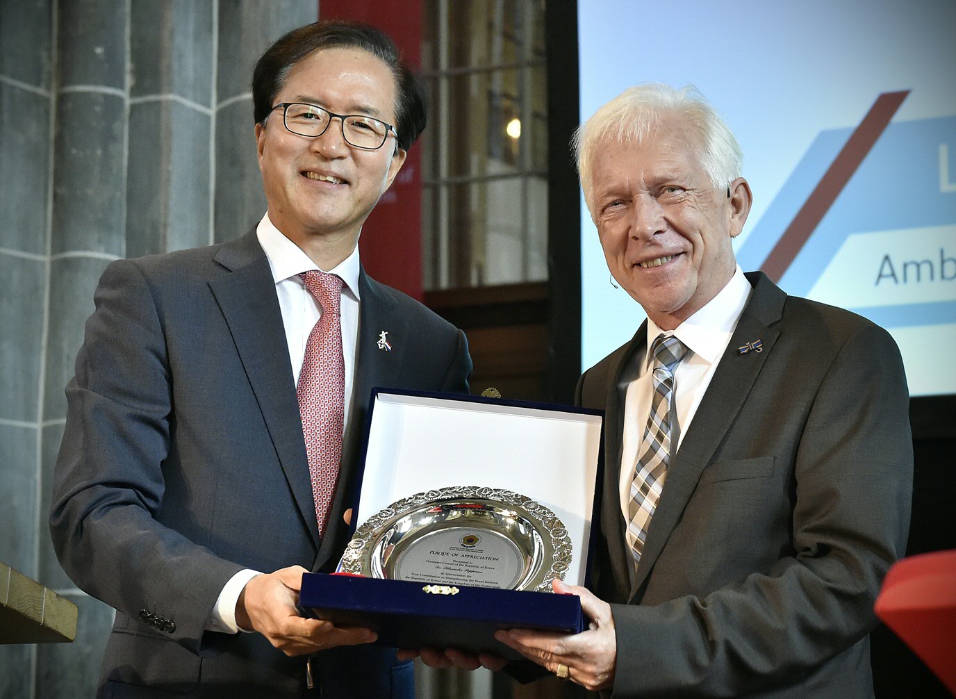 Yun Young Lee, ambassadeur van Zuid Korea, en Sibrand PoppemaYun Young Lee, ambassador of South Korea, and Sibrand Poppema