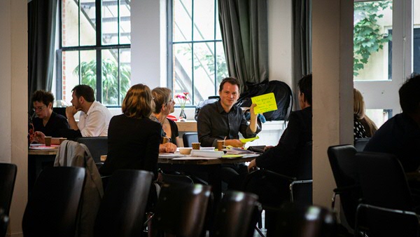 Tom Postmes talking to residents and professionals during the Knowledge Table session.