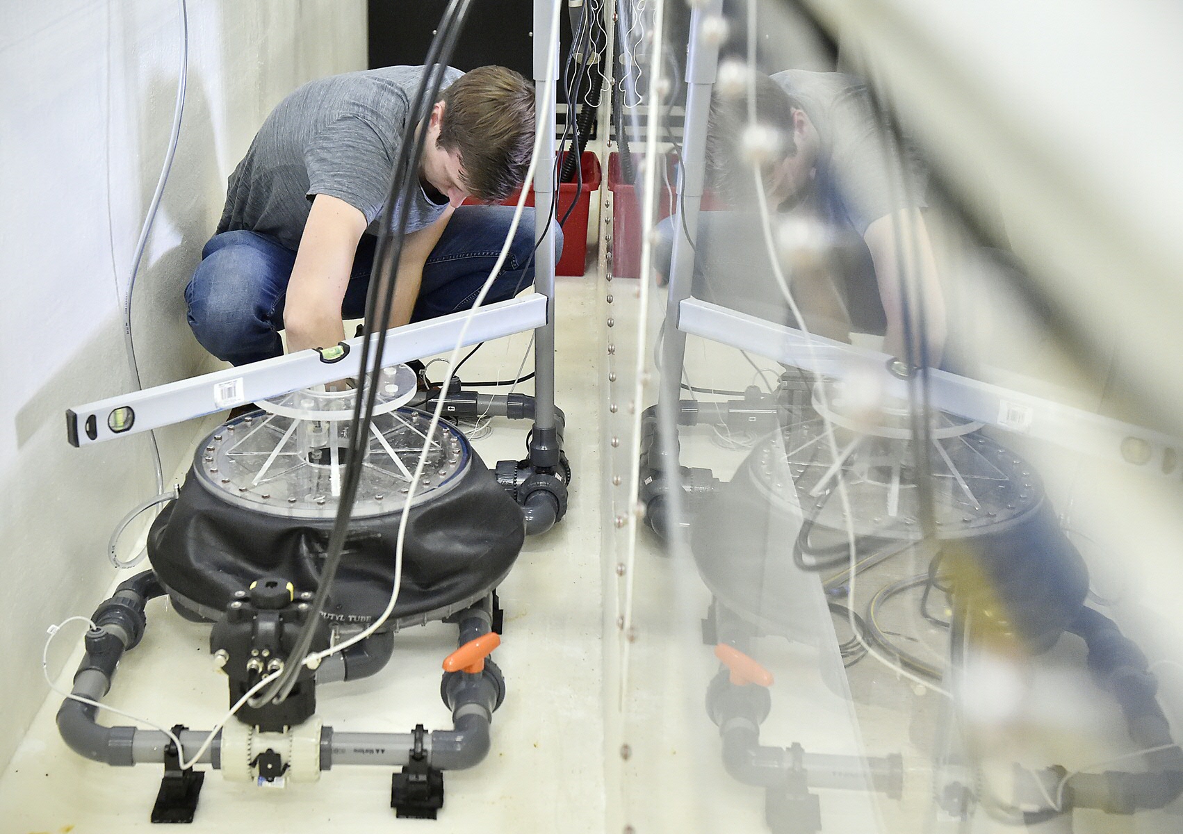 In de (nu even lege) golfbak staat een model van het opslagsysteem dat op de zeebodem komt en water in en uit een balg pompt. Het team kan hier bijvoorbeeld testen hoe de vervorming van de balg zal zijn tijdens de werking.In the (currently empty) wave basin, you can see a model of the storage system that rests on the sea bed and that pumps water in and out of a bladder. The team can test, for example, how the flexible bladder will deform during operation.