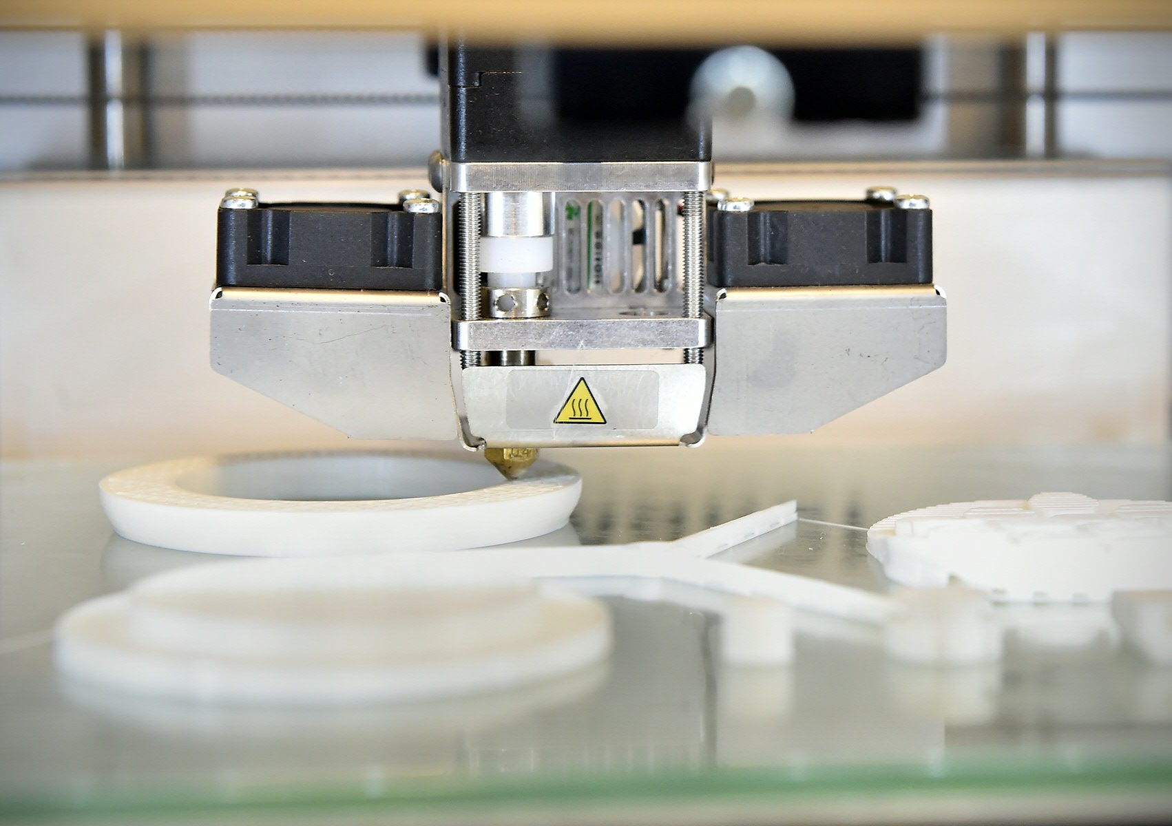 ... een 3D-printer is dan ideaal. Benodigde onderdelen zijn vaak niet standaard verkrijgbaar. Bovendien kun je met zelf geprinte onderdelen makkelijker iets uitproberen en aanpassen....so, a 3D printer is ideal. Required components are often not available as standard. Moreover, with self-printed components you can easily try out and adjust something.