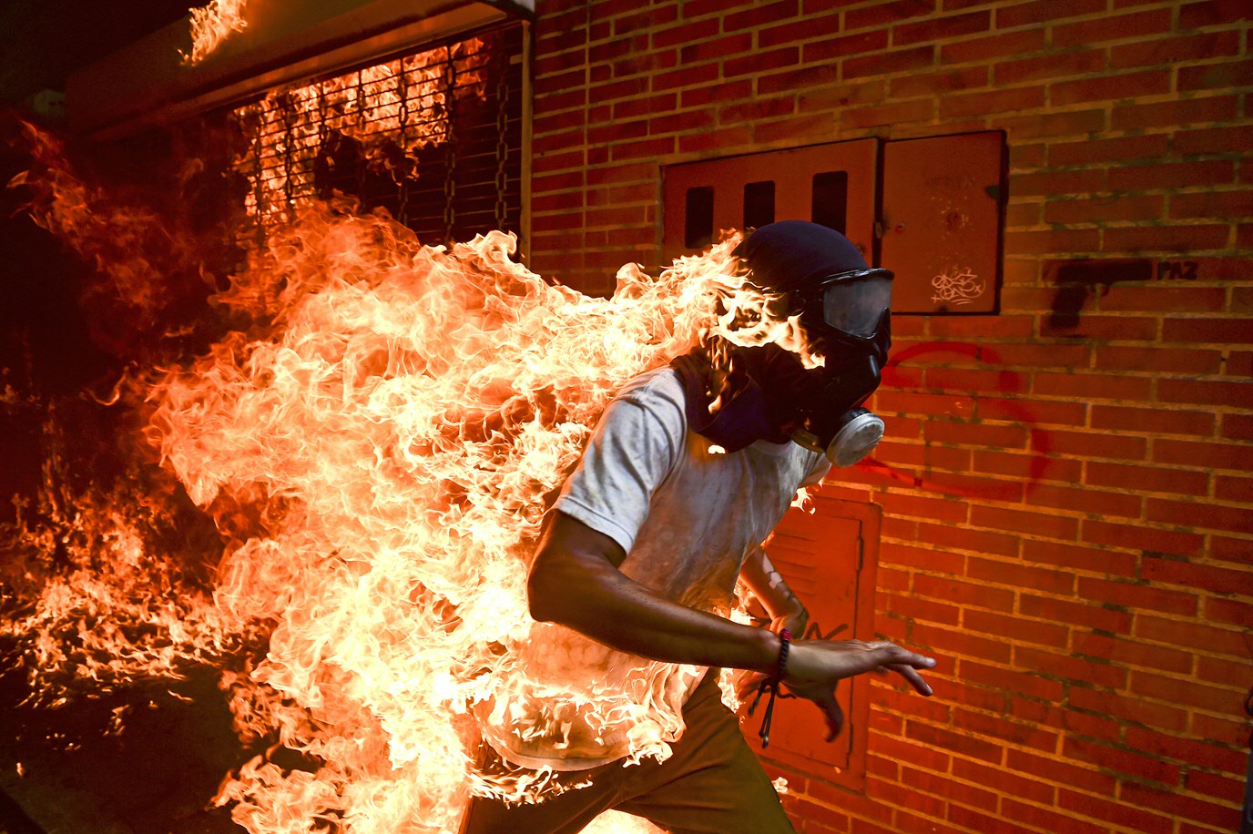 ‘Venezuela Crisis’ door Ronaldo Schmeidt, World Press Photo of the Year, May 3, 2017'Venezuela Crisis' by Ronaldo Schmeidt, World Press Photo of the Year, 3 May 2017.