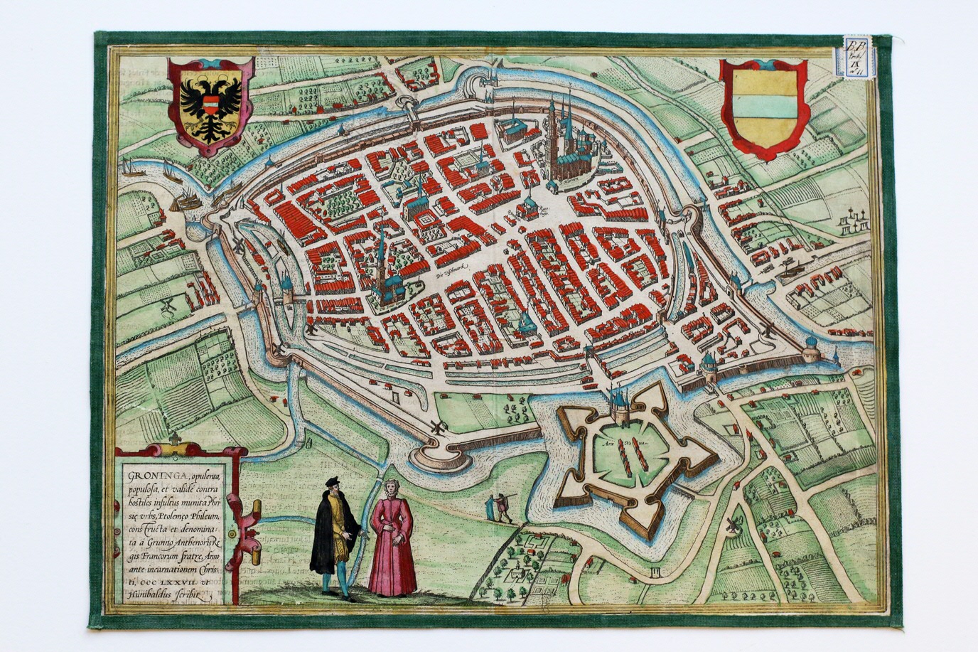 De afdeling Bijzondere Collecties bezit een uitgebreide kaartencollectie. Deze ingekleurde kaart uit 1575 toont het stratenpatroon van vroegmodern Groningen.The Special Collections department has an extensive map collection. This coloured map from 1575 shows the street grid in early modern Groningen.