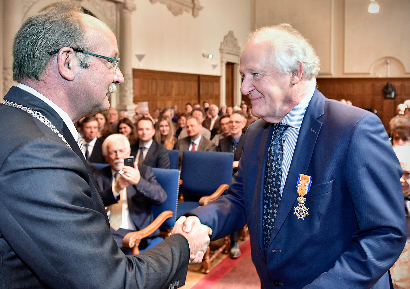 Prof. Ko de Ridder, gedecoreerd door burgemeester Smid (gemeente Noordenveld)