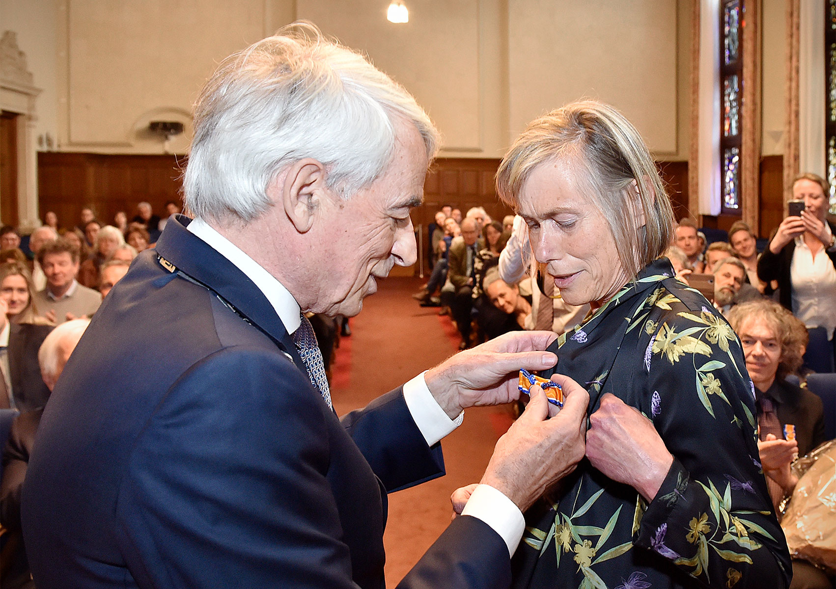 Prof. Gerry Wakker gedecoreerd door burgemeester Van Veen (gemeente Haren)