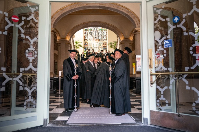 Wachten in de hal van het Academiegebouw (foto door Reyer Boxem)