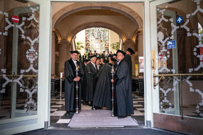 Wachten in de hal van het Academiegebouw (foto door Reyer Boxem)Waiting in the hall of the Academy Building (photo: Reyer Boxem) 