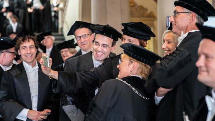 Selfie in de hal van het Academiegebouw (foto door Reyer Boxem)Taking selfies before the start of the cortège (photo: Reyer Boxem)