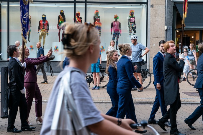 Studenten lopen mee als onderdeel van het cortège (foto door Reyer Boxem)