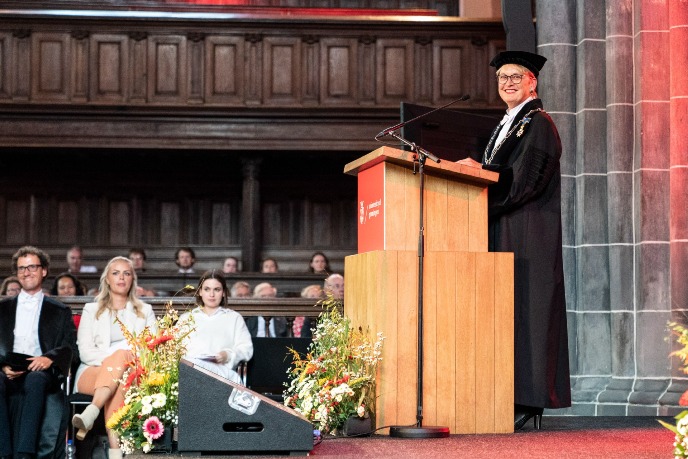 Cisca Wijmenga spreekt de zaal toe (foto door Reyer Boxem)