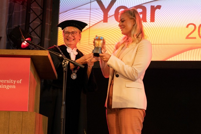 Iris de Graaf ontvang de Alumnus van het Jaar-award uit handen van Cisca Wijmenga (Foto door Reyer Boxem) Cisca Wijmenga hands the Alumnus of the Year award to Iris de Graaf (photo by Reyer Boxem)