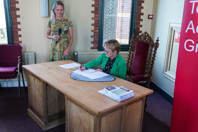 Rector Magnificus Cisca Wijmenga signing the declaration of intent