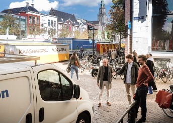 De onderzoekers op een drukke hoek in Groningen