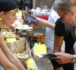 Op het binnenplein van de faculteit wordt een bazar gehouden