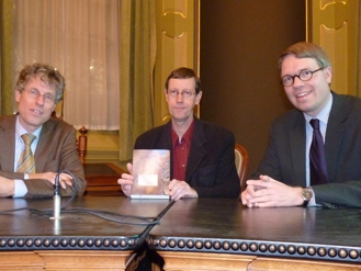 GRONINGEN – Prof. dr. R. Roukema (l.), drs. F. J. H. Berghuis (vertaler van Origenes’ standaardwerk ”De Basis”) en prof. dr. G. H. van Kooten in de oude rechtszaal van de Groninger theologische faculteit. Foto RD