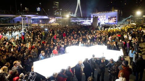 © anp. Tijdens The Passion dragen mensen uit het publiek traditiegetrouw een groot lichtgevend kruis. Deze foto is vorig jaar gemaakt bij de Rotterdamse editie.