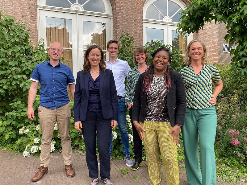 Ons team, van links naar rechts: Tom Spits, dr. Kim Knibbe, dr. Jelle Wiering, dr. Rachel Spronk, dr. Amisah Zenabu Bakuri, dr. Brenda Bartelink