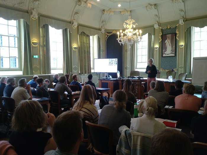 Prof. Hanneke Muthert afgelopen jaar in gesprek met een volle zaal docenten. Ben jij er dit jaar weer bij?