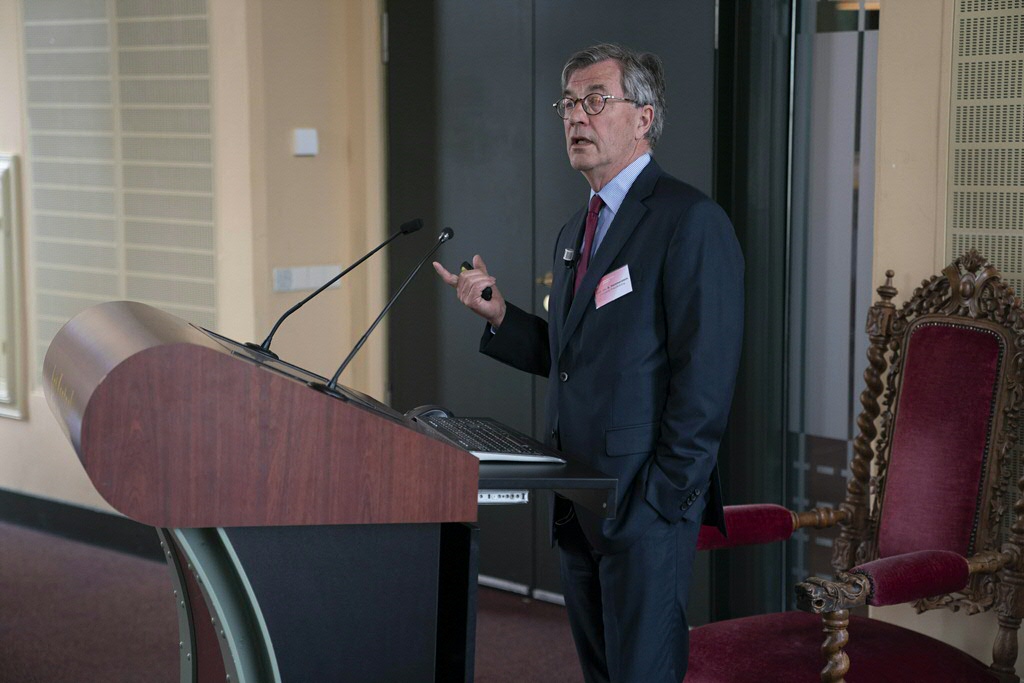Prof. mr. Hammerstein spreekt in de plenaire zaal tijdens het congres