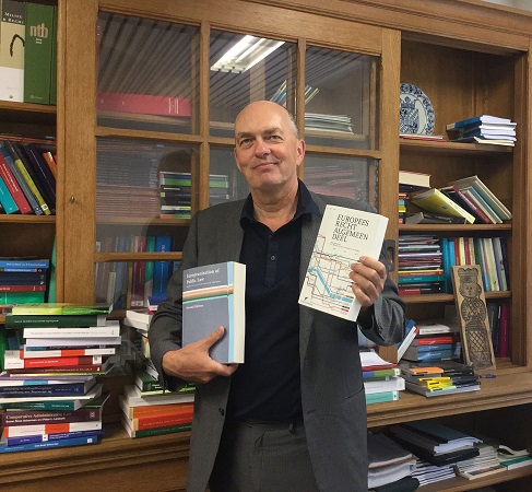 prof. Jans showing the two new books