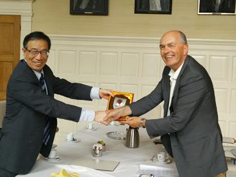 Prof. Xi Tao (l) and prof. Jan Jans