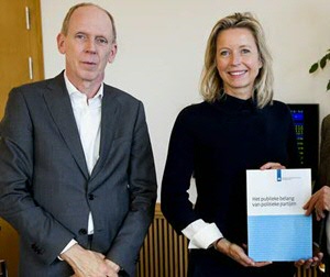 Prof. Gerrit Voerman (l) en minister Kajsa Ollongren