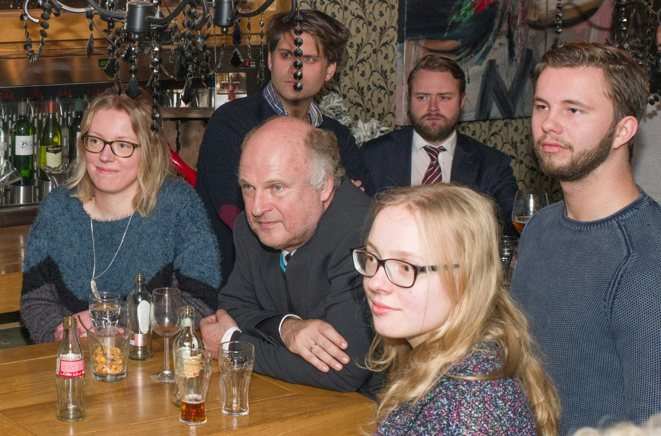 Nikki Heisterkamp (l) luistert naar de toespraak van de juryvoorzitter