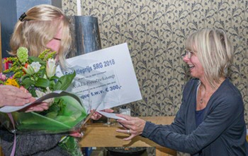 Nikki Heisterkamp ontvangt de prijs uit handen van Esther Gerringa (r) van de SRG