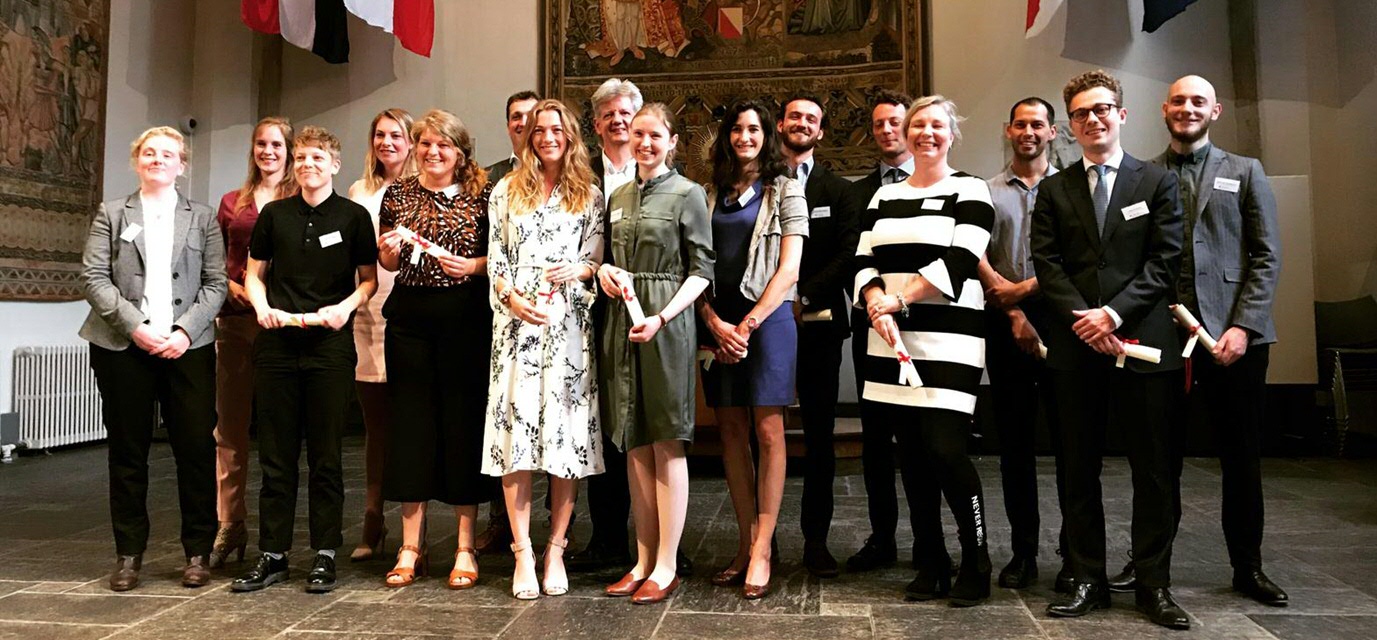 De Fulbright bursalen voor het academisch jaar 2019-2020. Trix Mulder staat 4de van rechts. © Fulbright Center