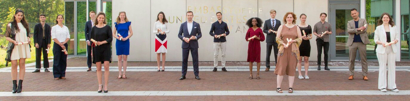 All 2021 Fulbright grantees. Freek Heideman fourth from the left, Justin Lindeboom eighth from the left.