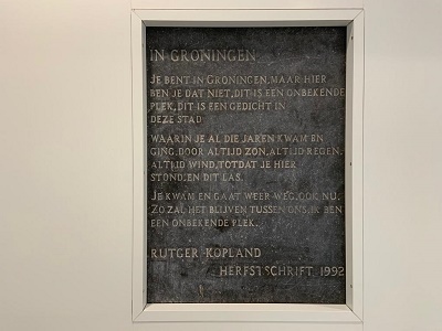 De vloersteen met daarop een gedicht van Rutger Kopland uit de voormalige Openbare Bibliotheek heeft een mooie nieuwe plek gekregen in het RölinggebouwThe floorstone containing a poem by Rutger Kopland from the former Public Library has been given a beautiful new place in the Röling Building