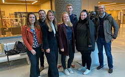 De betrokken studenten mochten ook aanwezig zijn bij het rondetafelgesprek in Den Haag. V.l.n.r.: Valerie Verheggen, Job Verwaaij, Sasha Soolsma, Fleur Smit, Stan Roggeveen, Madelon Boonstra, Hans Kluck