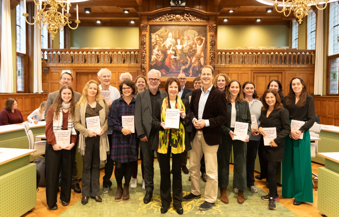 De Proeve van de Sociale Grondrechten werd gisteren in de Statenzaal van het Groningse provinciehuis aangeboden aan voorzitter van het College voor de Rechten van de Mens, Rick Lawson. Foto: Gerhard Taatgen