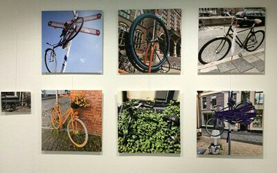 Het kunstwerk in de gang bij de fietsenstalling. Fotocredits: Jasmijn Froma