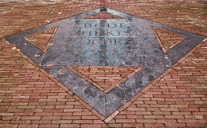 Het kunstwerk aan het eind van de toegangsstraat. Fotocredits: Vincent Wiegers